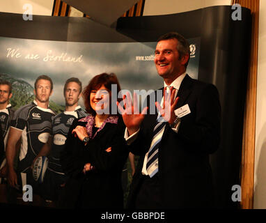 Der schottische Rugby-Trainer Frank Hadden neben Sarah Boyack M.S.P während des schottischen Rugby-Parlamentarierempfangs im schottischen Parlament in Edinburgh. Stockfoto