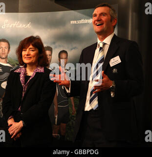 Der schottische Rugby-Trainer Frank Hadden neben Sarah Boyack M.S.P während des schottischen Rugby-Parlamentarierempfangs im schottischen Parlament in Edinburgh. Stockfoto