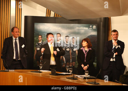 Der schottische Rugby-Trainer Frank Hadden neben Sarah Boyack M.S.P während des schottischen Rugby-Parlamentarierempfangs im schottischen Parlament in Edinburgh. Stockfoto