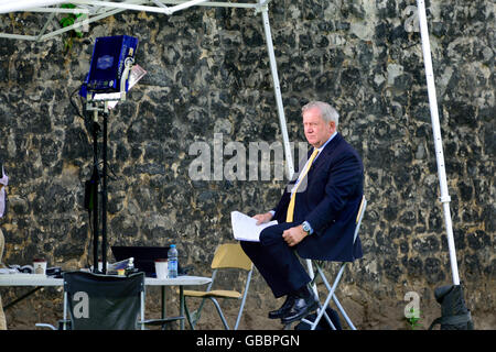 Robin Oakley OBE - ehemaliger politischer Redakteur der BBC, jetzt live mit CNN (2016) Rundfunk aus College Green, Westminster Stockfoto