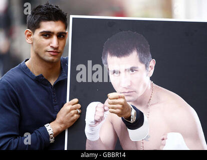 Amir Khan stampft durch ein Bild von Marco Antonio Barrera nach der Pressekonferenz im Landmark Hotel, London. Stockfoto