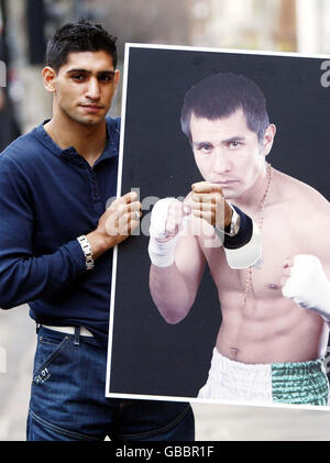 Amir Khan stampft durch ein Bild von Marco Antonio Barrera nach der Pressekonferenz im Landmark Hotel, London. Stockfoto