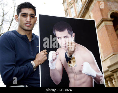 Amir Khan stampft durch ein Bild von Marco Antonio Barrera nach der Pressekonferenz im Landmark Hotel, London. Stockfoto