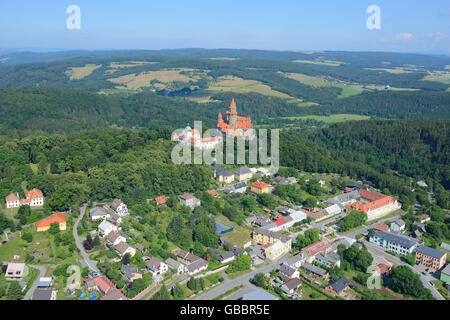 LUFTAUFNAHME. Mittelalterliche Burg und Dorf Bouzov. Bezirk Olomouc, Mähren, Tschechische Republik. Stockfoto