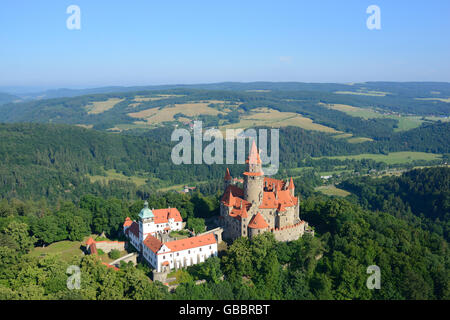 LUFTAUFNAHME. Mittelalterliche Burg in einer Landschaft von grünen Hügeln. Burg Bouzov, Bezirk Olomouc, Mähren, Tschechische Republik. Stockfoto