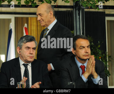 Premierminister Gordon Brown und Spaniens Premierminister Jose Luis Zapatero begrüßen den israelischen Ministerpräsidenten Ehud Olmert bei einem Treffen europäischer Staats- und Regierungschefs, um die Lage in Gaza in Jerusalem zu diskutieren. Stockfoto