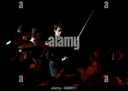 Ronnie O'Sullivan tritt während des Masters Finals in der Wembley Arena, London, für die zweite Session gegen Mark Selby in das Auditorium ein. Stockfoto