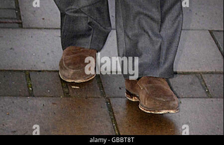 Die Schuhe des ehemaligen Kanzlers Ken Clarke werden gesehen, als er sein Haus in London verlässt, nachdem er bestätigt hatte, dass er das Amt des Schattengeschäftsführers angenommen hatte. Stockfoto