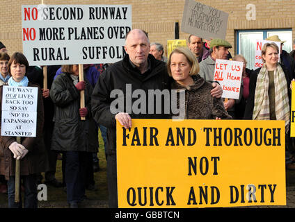 John Stewart (Mitte) von der Kampagnengruppe HACAN Clearskies und Carol Barbone (Mitte rechts), Leiterin der Kampagne Stop Stansted Expansion, demonstrieren gemeinsam mit Demonstranten gegen Pläne für eine "schnelle" öffentliche Untersuchung von BAA's Planungsantrags für eine zweite Start- und Landebahn am Flughafen Stansted. Hilton Hotel, Round Coppice Road, Stansted Airport. Stockfoto