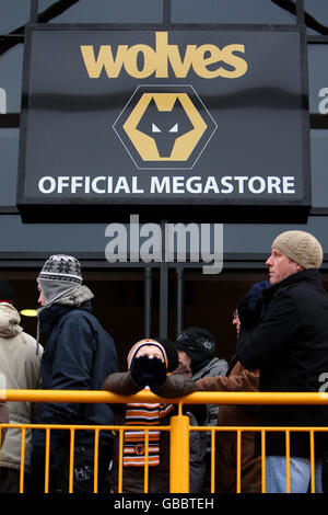 Fußball - Coca-Cola Football League Championship - Wolverhampton Wanderers gegen Preston North End - Molineux Stadium. Fans vor dem Wolves Megastore Club Shop, bei Molineux, dem Zuhause von Wolverhampton Wanderers. Stockfoto