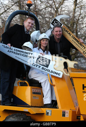 Neil Lennon (links) und Ally McCoist (rechts) mit der Malerin Natasha Lennox während der Einschreibung von 47 neuen Lehrlingen in Glasgows neu eröffneter Construction Skills Academy. Stockfoto