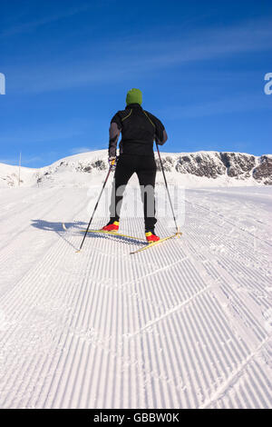 Ski-Athleten Klettern steile Hügel mit Hering Knochen Technik Stockfoto