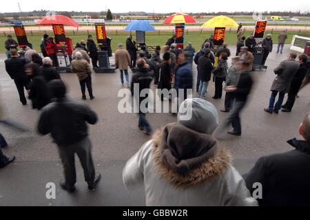 Pferderennen - Southwell Racecourse. Allgemeine Sicht auf die Buchmacher auf der Southwell Racecourse, während sich die Wettkäufer ihren Weg durch den Untergrund machen Stockfoto