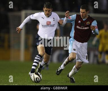 Fußball - Carling Cup - Halbfinale - zweite Etappe - Burnley gegen Tottenham Hotspur - Turf Moor. David Bentley von Tottenham Hotspur und Chris McCann von Burnley kämpfen um den Ball Stockfoto