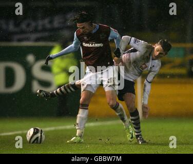 Fußball - Carling Cup - Halbfinale - zweite Etappe - Burnley gegen Tottenham Hotspur - Turf Moor. David Bentley von Tottenham Hotspur und Chris Eagles von Burnley kämpfen um den Ball Stockfoto