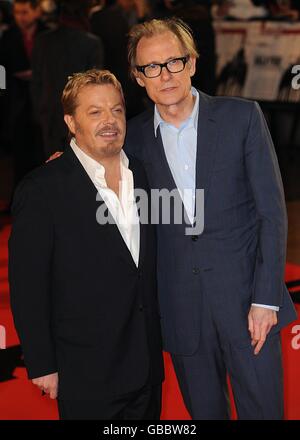 Eddie Izzard (l.) und Bill Nighy kommen zur britischen Premiere von Valkyrie am Odeon Leicester Square, WC2 Stockfoto