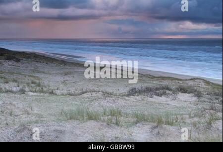 Duschen über Nordsee bei Sonnenuntergang, Niederlande Stockfoto