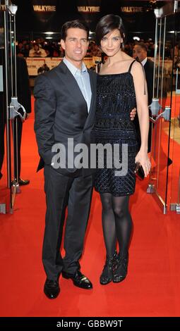 Katie Holmes und Tom Cruise nehmen an der britischen Premiere von „Valkyrie“ Teil, die auf dem Odeon Leicester Square in London stattfand. Stockfoto