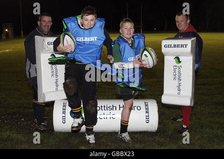 Mitglieder von Annan RFC mit neuem SHE-Kit. (L-R) Colin Warrick, Ryan Glass, Matthew Crombie und Paul Carruthers. Stockfoto