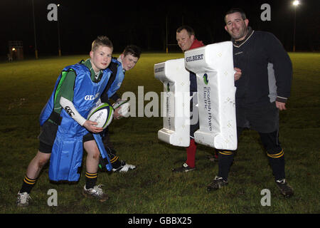 Rugby - SHE Kit Lieferung an Annan RFC - Annan Stockfoto