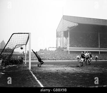 Fußball - FA Cup - Sechste Runde - West Ham United / Burnley. Johnny Byrne (r) von West Ham United feuert den Ball an Burnley-Torwart Adam Blacklaw (l) vorbei, um das zweite Tor seines Teams zu erzielen Stockfoto