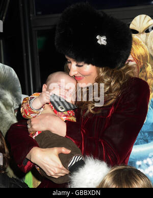 Natascha McElhone und ihr Baby Rex kommen bei der britischen Filmpremiere von The Secret of Moonacre im Vue Leicester Square in London an. Stockfoto