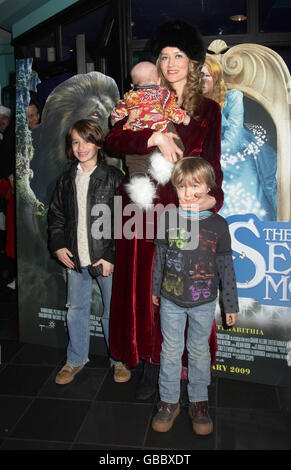 Natascha McElhone und ihr Baby Rex kommen mit ihren beiden anderen Kindern Theo (links) und Otis (rechts) bei der britischen Filmpremiere von The Secret of Moonacre im Vue Leicester Square in London an. Stockfoto