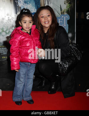 Mutya Buena und ihre Tochter Tahlia-Maya kommen zur britischen Filmpremiere von The Secret of Moonacre im Vue Leicester Square, London. Stockfoto