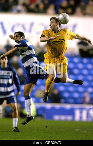 Fußball - AXA FA Cup - Dritte Runde Replay - Reading gegen Preston North End. Paul McKenna von Preston North End (r) gewinnt den Titel über Scott Murray von Reading (l) Stockfoto