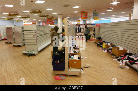 Ein Shopper sucht nach einem Schnäppchen in Woolworths, Dover, Kent, während sich das Geschäft darauf vorbereitet, das letzte Mal später zu schließen. Stockfoto