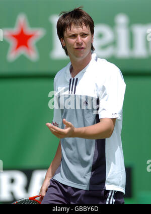 Robin Söderling aus Schweden ist niedergeschlagen, als er während seines Spiels gegen Nicolas Escude aus Frankreich am dritten Tag der Australian Open im Melbourne Park kämpft Stockfoto