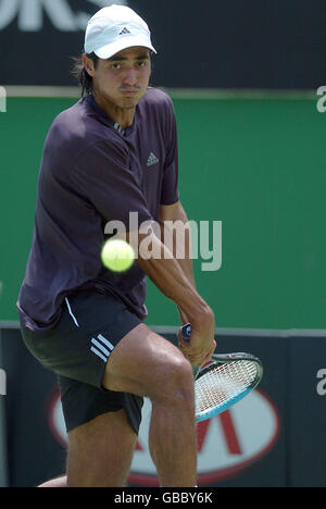 Nicolas Lapentti aus Ecuador im Kampf gegen James Blake of USA am dritten Tag der Australian Open Stockfoto