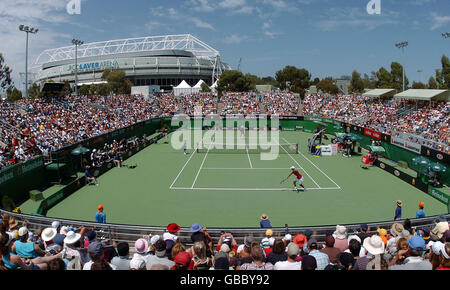 Eine allgemeine Ansicht von Showcourt Three als James Blake of Die USA stürzen während seines Spiels gegen Nicolas um den Ball Lapentti von Ecuador am dritten Tag der Australian Open Im Melbourne Park Stockfoto