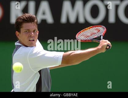 Tennis - Australian Open 2004 - Zweite Runde. Taylor Dent aus den USA im Kampf gegen Juan Ignacio Chela aus Argentinien am dritten Tag der Australian Open Stockfoto