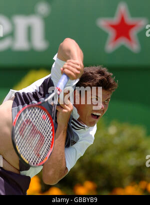 Tennis - Australian Open 2004 - Zweite Runde. Taylor Dent aus den USA im Kampf gegen Juan Ignacio Chela aus Argentinien am dritten Tag der Australian Open Stockfoto