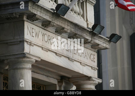 Reisestacks - Vereinigte Staaten von Amerika - New York. Der Eingang zur New Yorker Börse an der Wall Street. Stockfoto