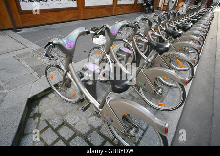 Travel Stock, Frankreich, Paris. Fahrräder zur Miete auf einem Regal in Paris. Stockfoto