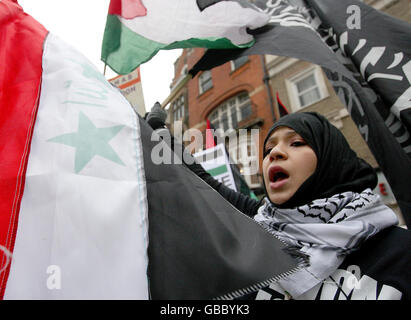 Demonstranten demonstrieren vor der israelischen Botschaft in Kensington, London, gegen Israels fortgesetzte Militäraktion im Gazastreifen. Stockfoto