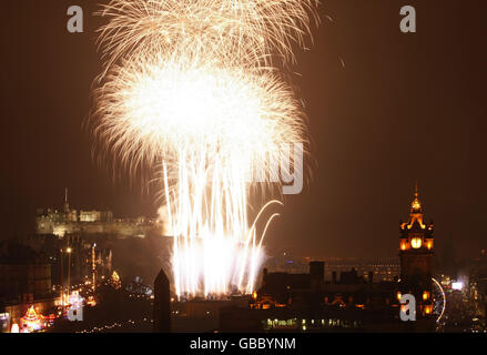 Feuerwerk markiert das neue Jahr in Edinburgh, Schottlands Hauptstadt. Stockfoto