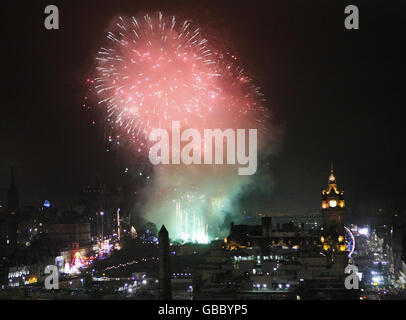 Feuerwerk markiert das neue Jahr in Edinburgh, Schottlands Hauptstadt. Stockfoto