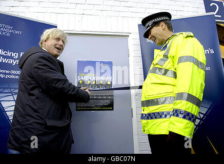 Der Bürgermeister von London Boris Johnson mit dem britischen Verkehrspolizei-Chef Constable Ian Johnston am Bahnhof Bromley South im Großraum London, wo er Pläne für mehr Polizisten enthüllt, um die äußeren Londoner Bahnhöfe zu patrouillieren. Stockfoto