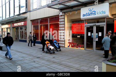 Ein allgemeiner Blick auf ein Adams Kids Bekleidungsgeschäft und ein Woolworths Geschäft, beide vor kurzem geschlossen, im Kings Lynn Stadtzentrum, Norfolk. Stockfoto