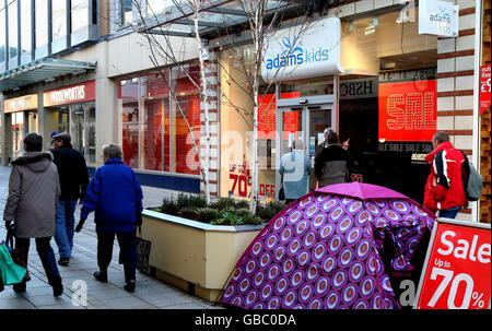 Ein allgemeiner Blick auf ein Adams Kids Bekleidungsgeschäft und ein Woolworths Geschäft, beide vor kurzem geschlossen, im Kings Lynn Stadtzentrum, Norfolk. Stockfoto