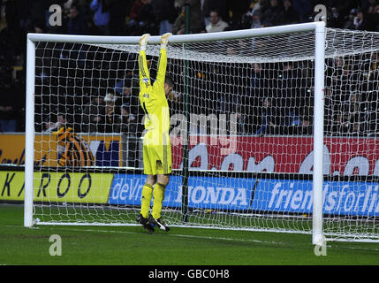 Fußball - FA Cup - Dritte Runde - Hull City / Newcastle United - KC Stadium. Newcastle United Torhüter Shay Given versucht sich während des Spiels der FA Cup Third Round im KC Stadium, Hull, warm zu halten. Stockfoto