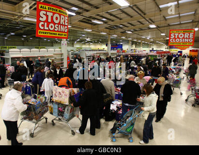 Shopper suchen nach vergünstigten Artikeln in einem Woolworths Geschäft in Edinburgh, bevor es heute zum letzten Mal schließt. Stockfoto