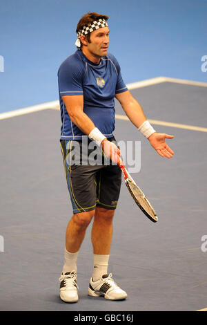 Pat Cash in Aktion während seines Spiels gegen Stefan Edberg. Stockfoto