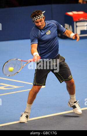 Pat Cash in Aktion während seines Spiels gegen Stefan Edberg. Stockfoto