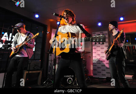 Razorlight auf Absolute Radio - London durchzuführen Stockfoto