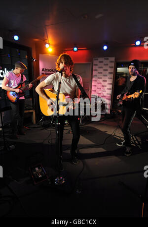 Razorlight spielen einen intimen Gig für Absolute Radio in ihren Studios am Golden Square im Zentrum von London. Stockfoto