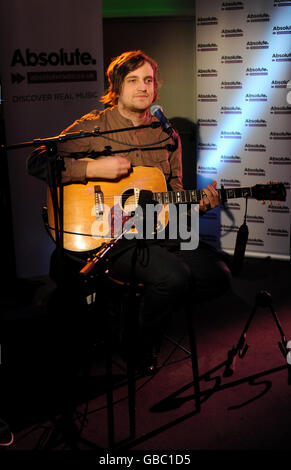 James Walsh von Starsailor spielt einen intimen Gig für Absolute Radio in ihren Studios am Golden Square im Zentrum von London. Stockfoto